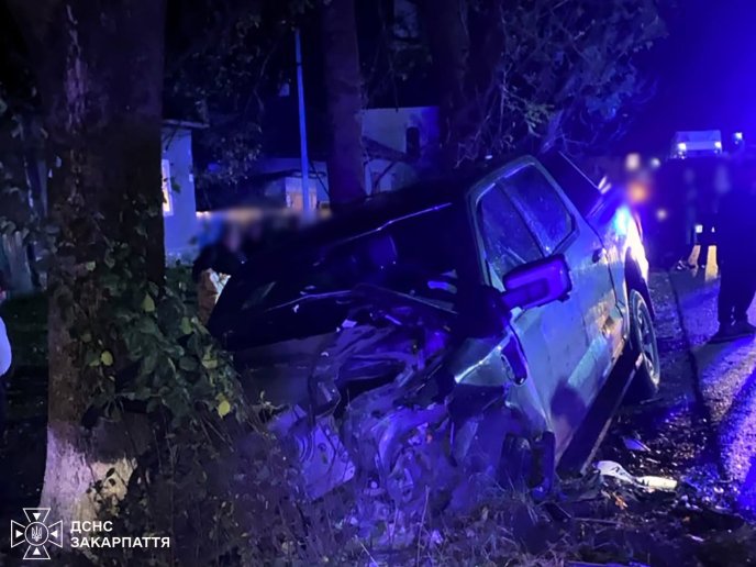 На Закарпатті після зіткнення двох авто рятувальники деблокували пасажирів – 01