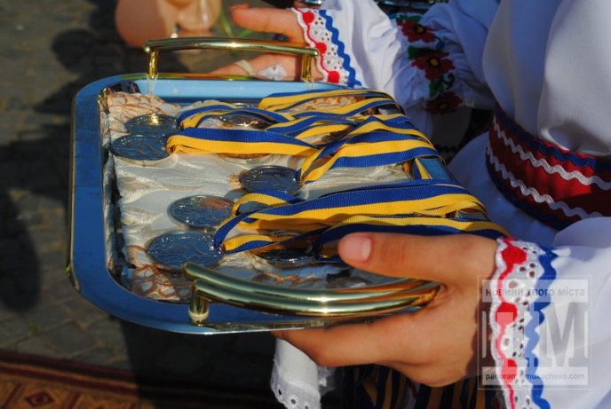 У центрі Мукачева відбувся урочистий парад випускників (ФОТО) – 33