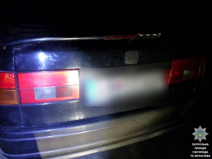 Патрульні піймали "на гарячому" чоловіків, які грабували квартиру – 04