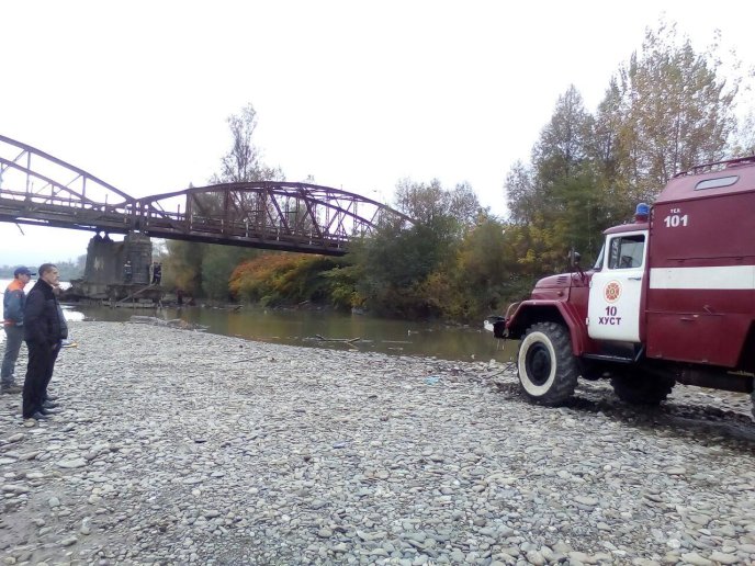 Хустські рятувальники розчищали підмостові опори, щоб уникнути підтоплень – 03