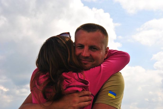 Боєць АТО влаштував дівчині на вершині гори романтичне освідчення – 07