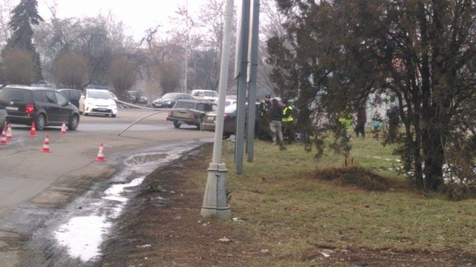 В Ужгороді автівка знесла стовп – 04 В Ужгороді автівка знесла стовп – 04