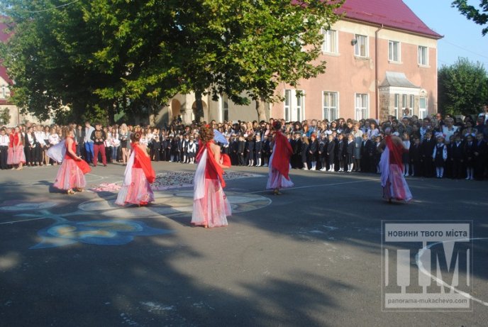Перший дзвоник відсвяткували у Мукачівській гімназії (ФОТОРЕПОРТАЖ) – 15 Перший дзвоник відсвяткували у Мукачівській гімназії (ФОТОРЕПОРТАЖ) – 15