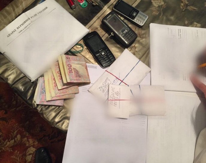 Помічник народного депутата отримав 150 тисяч гривень хабара – 08