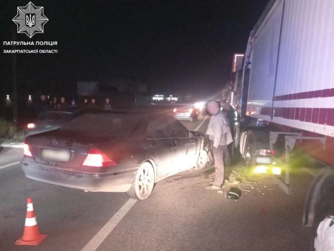 На Закарпатті легковик врізався у вантажівку – 01