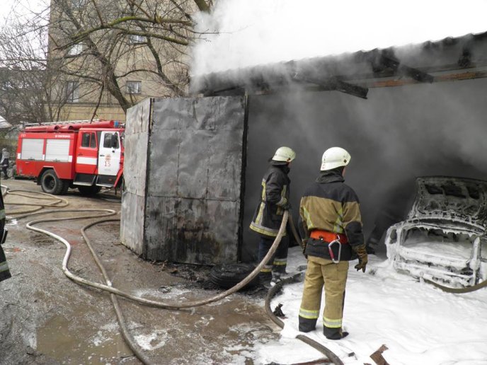 Офіційно про вибух в Ужгороді: внаслідок пожежі чоловік отримав опіки – 04