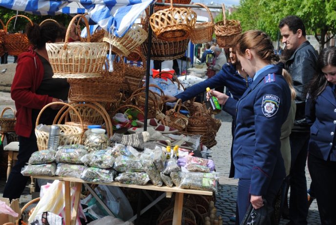 Передпасхальна ярмарка стартувала на центральній площі Мукачева (ФОТО) – 06