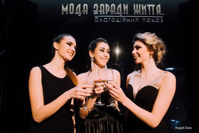 Мода заради життя: на Закарпатті відбувся ІІІ-й благодійний показ мод дизайнерки Роксолани Новак – 152