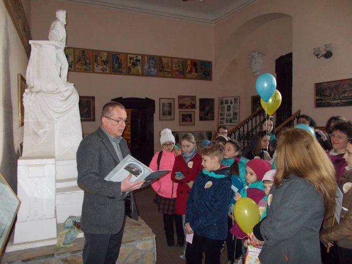 Учасники бібліоходи "Мукачево – читай!" запрошували містян читати книги – 03