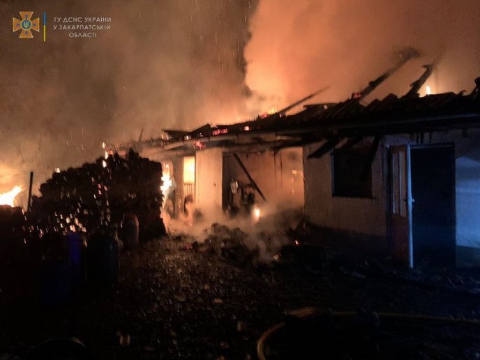 Вночі на Мукачівщині кілька годин гасили пожежу – 04