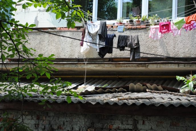 Мешканці житлового будинку по вулиці Московській потерпають від сусідства з напівзруйнованою будовою (ФОТО) – 04