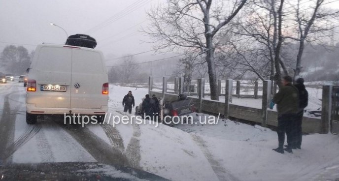 На Свалявщині машина перекинулась на дах – 01 На Свалявщині машина перекинулась на дах – 01