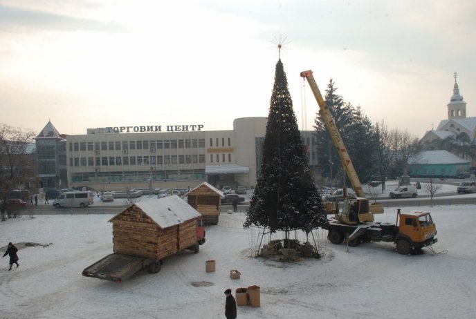 В Іршаві демонтують головну ялинку міста та новорічні атрибути на центральній площі – 04