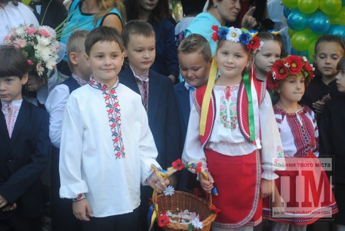 Перший дзвоник відсвяткували у Мукачівській гімназії (ФОТОРЕПОРТАЖ) – 04 Перший дзвоник відсвяткували у Мукачівській гімназії (ФОТОРЕПОРТАЖ) – 04