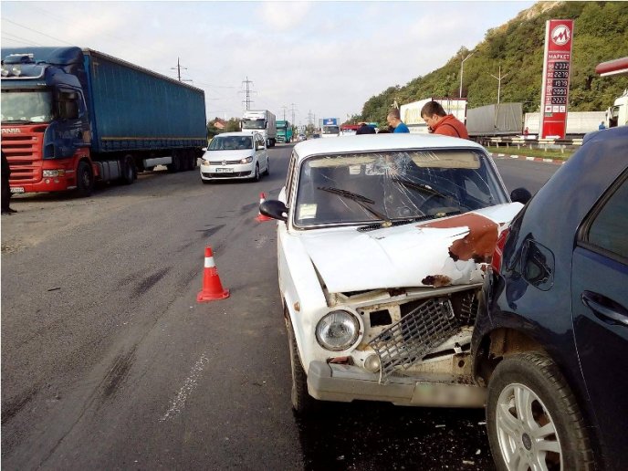 У Мукачеві "ВАЗ" врізався у "Фольксваген" – 02