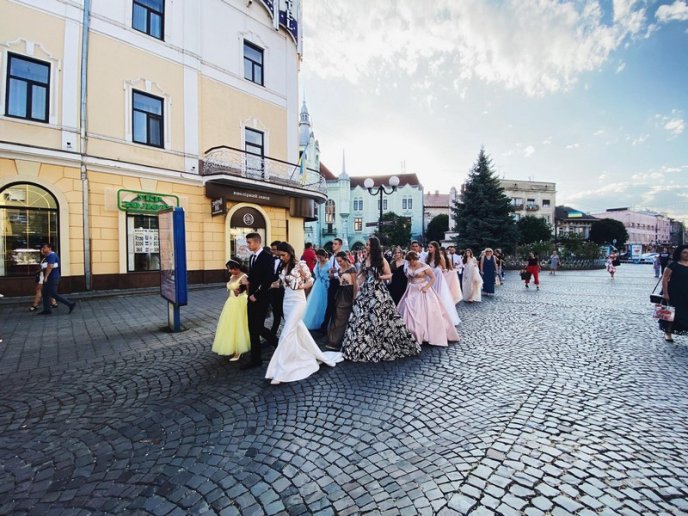 Парад випускників 2020: фото зі святкового дійства – 02