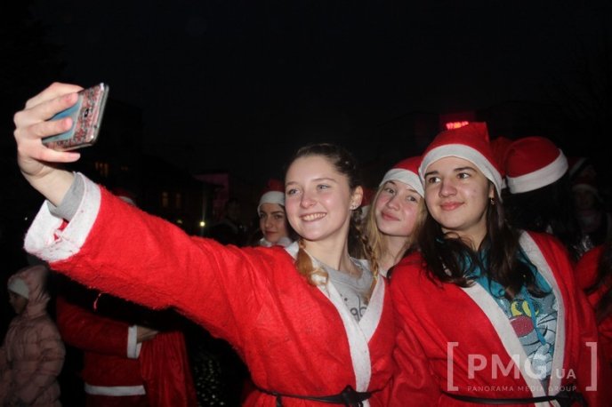 У Мукачеві засяяла головна новорічна ялинка міста – 07