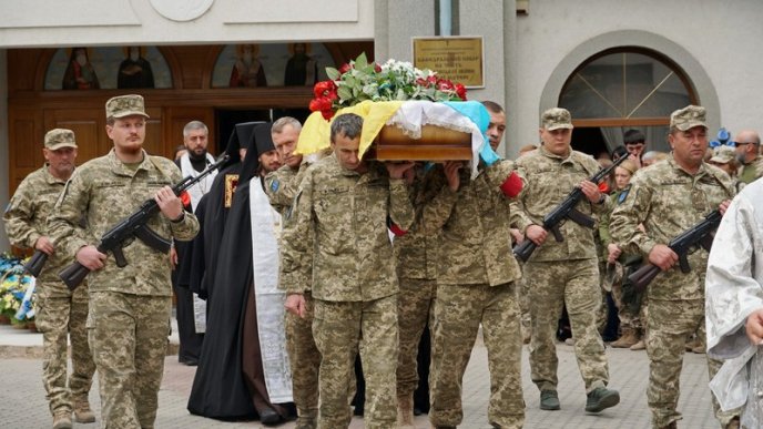 Мукачево сьогодні попрощалося з Героєм, який загинув на війні – 06