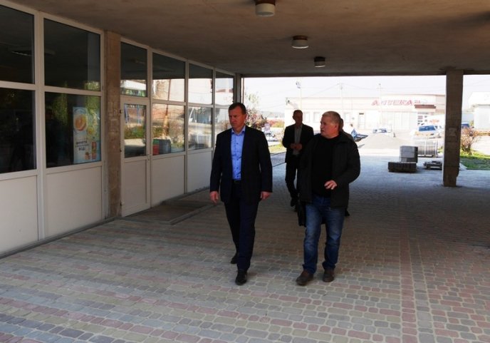 В Ужгороді завершуються роботи з ремонту благоустрою міської поліклініки – 01 В Ужгороді завершуються роботи з ремонту благоустрою міської поліклініки – 01