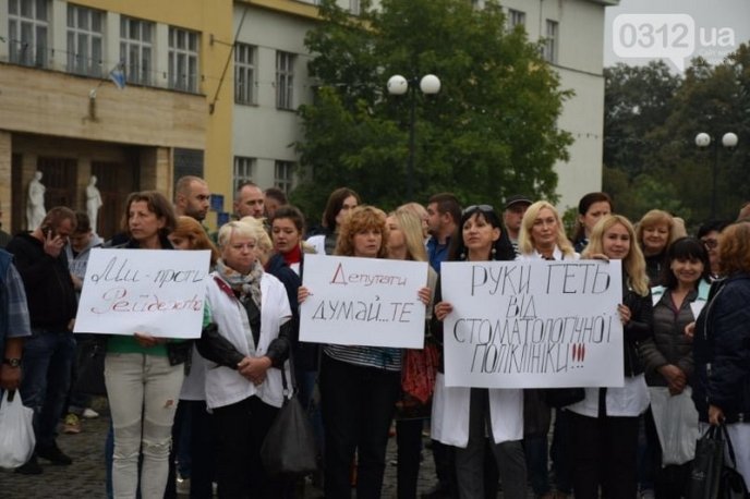 В Ужгороді сотні людей мітингують під стінами Закарпатської облради – 03