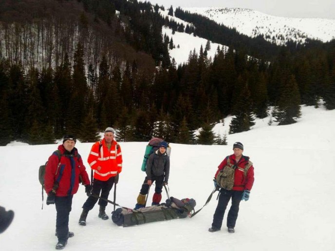 На Закарпатті жінка зірвалася з обледенілого схилу та скотилася у 300-метрову прірву – 03