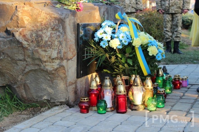 У третю річницю Євромайдану мукачівці вшанували пам’ять Героїв Небесної Сотні – 16