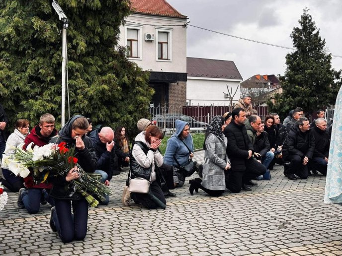 Мукачівці навколішках прощалися із полеглим Героєм – 01