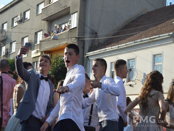 Парад випускників у Мукачеві: емоційні фото із заходу – 04