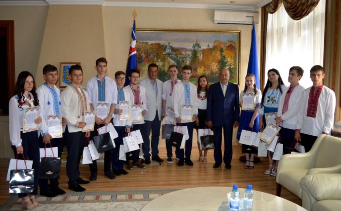 У Закарпатській ОДА відзначили найуспішніших випускників краю – 02