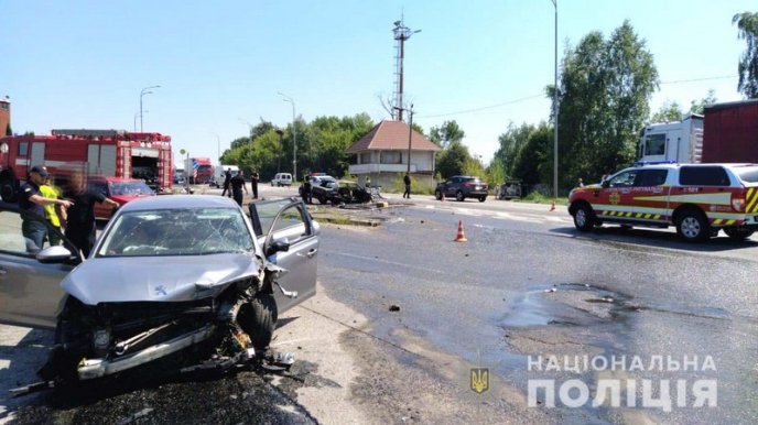 На трасі зіткнулися три машини. Одна з них загорілася – 01