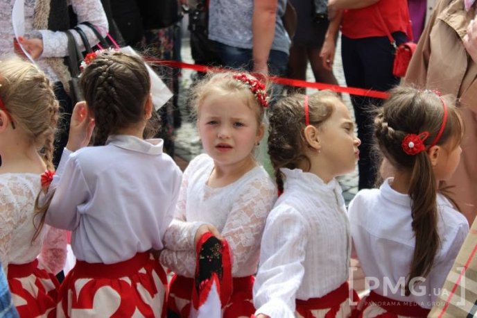 Центр Мукачева перетворився на великий концертний майданчик – 01