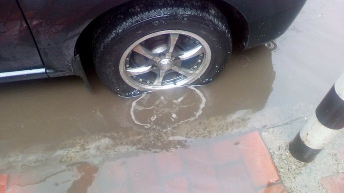 Після зливи одна з центральних вулиць Мукачева перетворилася на озеро – 01