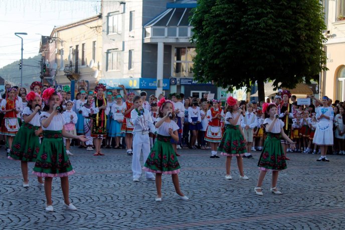 У Мукачеві офіційно відкрили дитячо-юнацький фестиваль "Смарагдові витоки" – 09