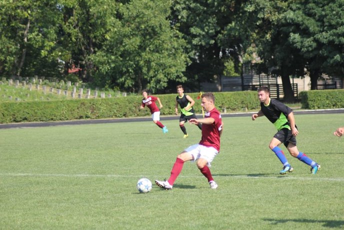 Футболісти з Мукачева та Бобовища влаштували справжню "перестрілку" – 01