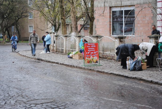 Стихійна торгівля в Мукачеві: влада бачить вибірково (ФОТОРЕПОРТАЖ) – 03