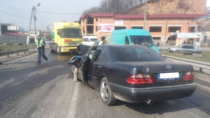 У Хусті "Мерседес" зіткнувся із бензовозом – 01