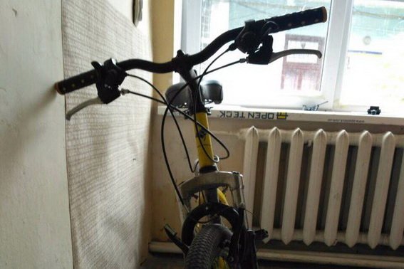 Нахабна крадіжка: чоловік сів на чужий велосипед і поїхав – 01