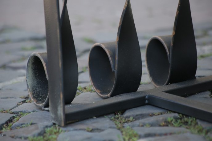 У центрі Мукачева встановлюють незвичну лавицю – 10