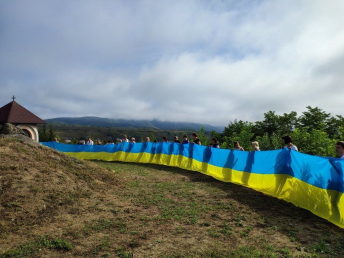 На горі у Закарпатті розгорнули стометровий прапор України – 03