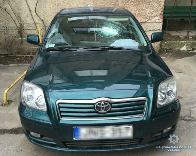 Поліція знайшла чоловіків, які вночі пошкодили 9 машин – 04