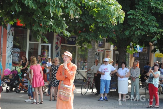 Кришнаїти пройшлись Мукачевом, прославляючи свого духовного наставника – 08