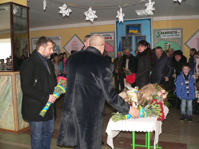 У Чинадіївській школі відкрили меморіальну дошку загиблому бійцю АТО Олександру Тербану – 12