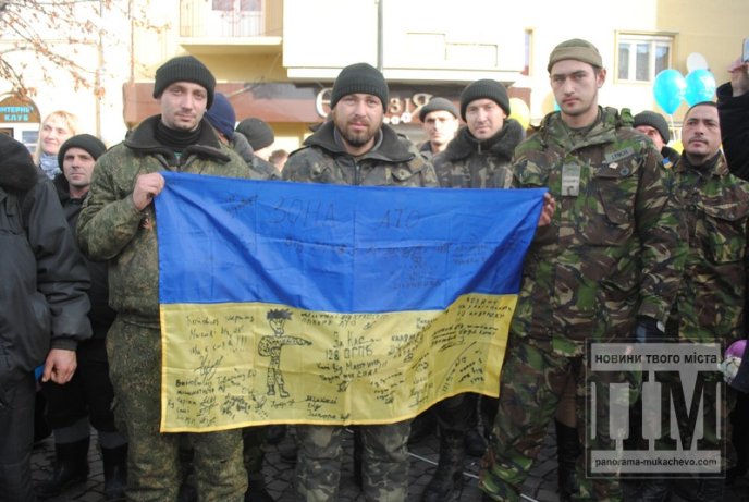 У Мукачеві з оплесками зустрічали героїв-бійців 128-ої бригади (ФОТОРЕПОРТАЖ) – 25