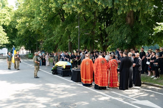 В Ужгороді з військовими почестями поховали загиблого на війні Олександра Грабаря – 02 В Ужгороді з військовими почестями поховали загиблого на війні Олександра Грабаря – 02