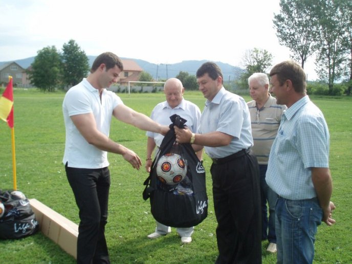 Андрій Балога знову роздавав подарунки, цього разу футболістам (ФОТО) – 01 Андрій Балога знову роздавав подарунки, цього разу футболістам (ФОТО) – 01