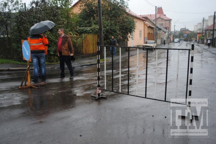 Аварійні роботи на Червоноармійській заблокували рух транспорту майже на півміста (ФОТОРЕПОРТАЖ) – 01