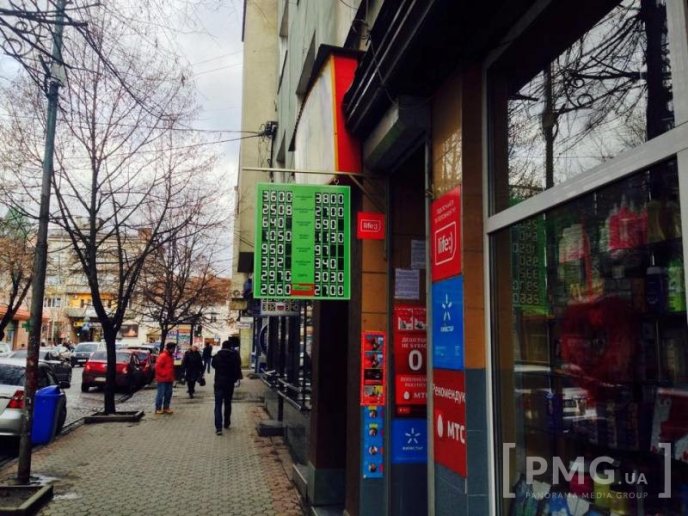 У Мукачеві долар продають вже по 27 гривень, євро – більше тридцяти – 01