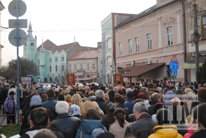 Під час Хресної Ходи мукачівці молились за мир в Україні (ФОТОРЕПОРТАЖ) – 18