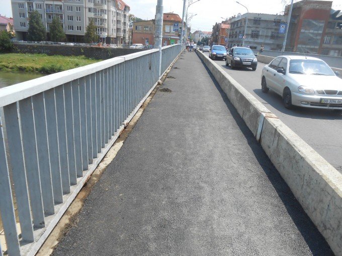 У Мукачеві відремонтували пішохідні доріжки на Росвигівському мості (ФОТОФАКТ) – 01