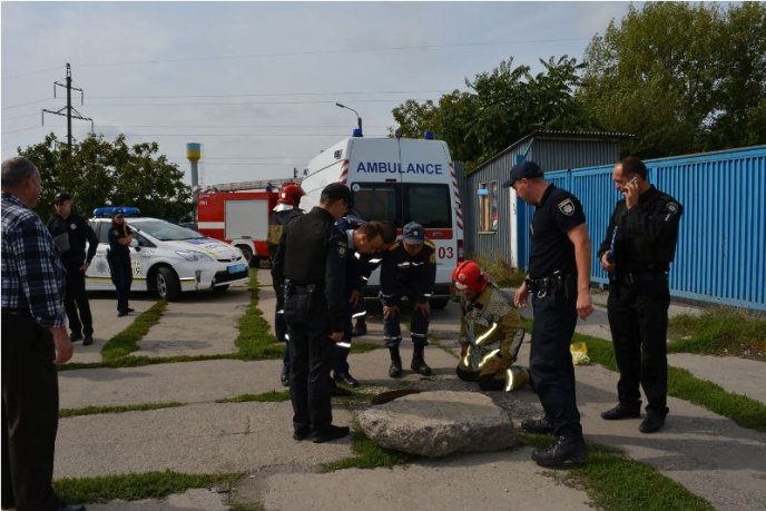 В Ужгороді чоловік впав у відкритий каналізаційний люк – 04